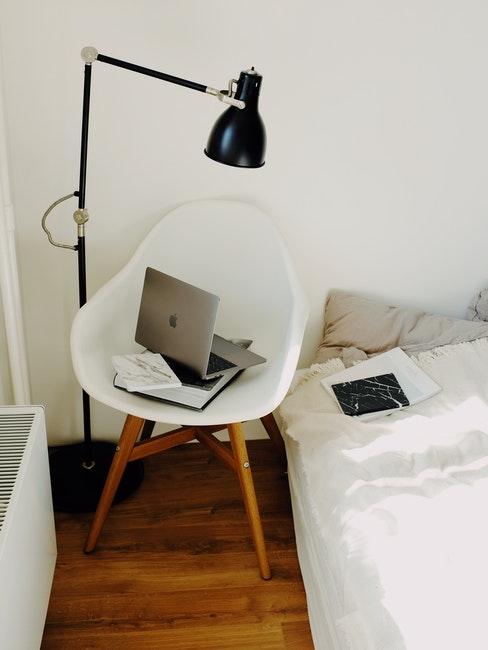 een gezellige slaapkamer in grijs en wit
