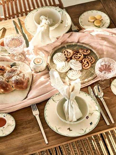 gevlochten paasbrood en cinnamon buns