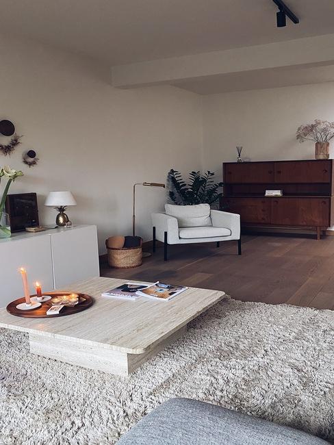 woonkamer van Liesbeth met marmeren bijzettafel