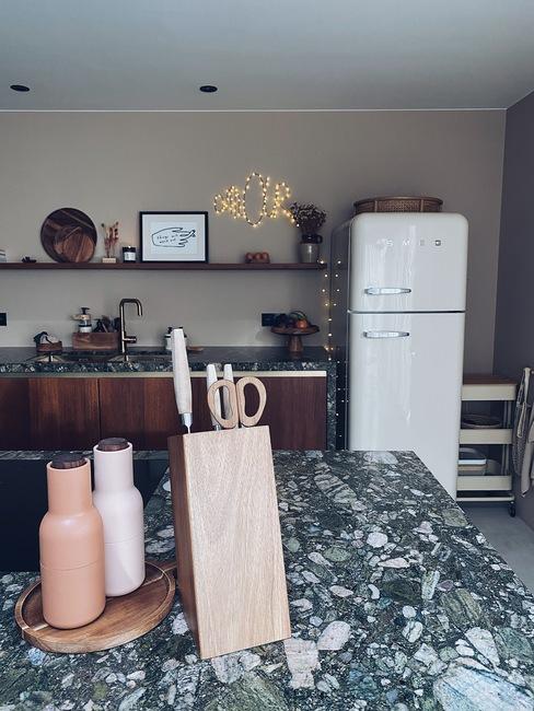 keuken van liesbeth de puysselier met marmeren keukenblad en smeg koelkast