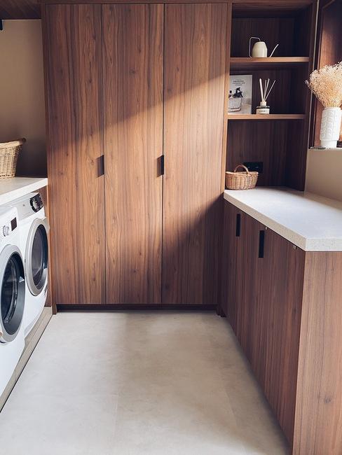 waskamer met donker hout