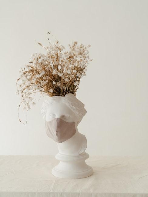 witte keramische vaas met droogbloemen