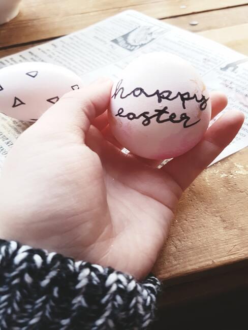 Paasei met de tekst happy easter