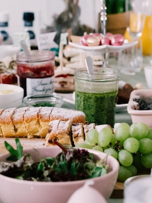 een tafel vol met eten en fruit