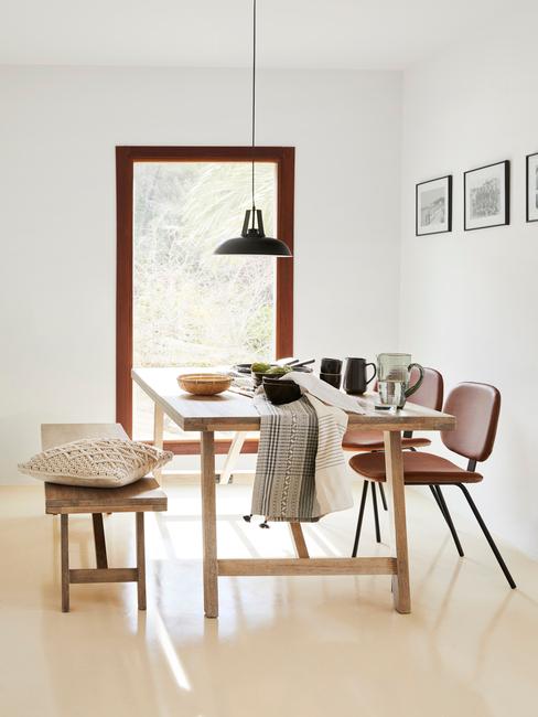 Stijlvolle eetkamer met leren stoelen