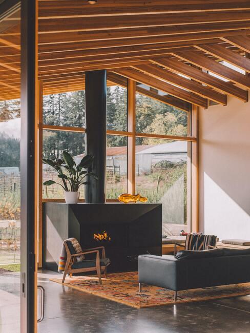 Woonkamer met zwart leren bank