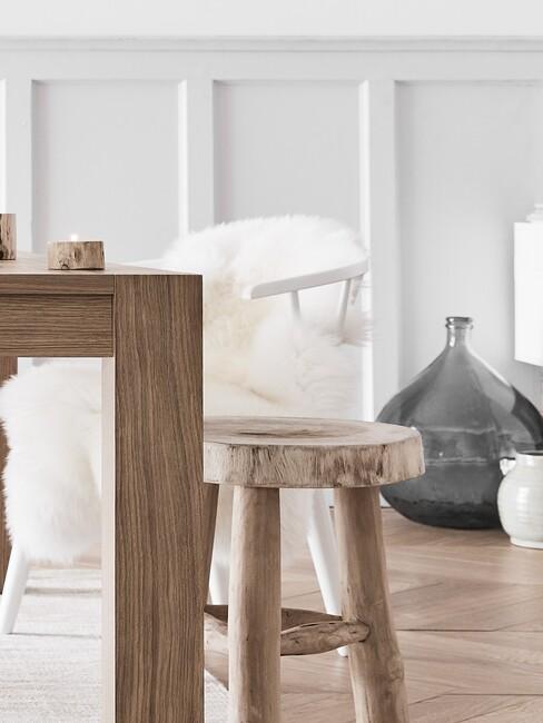 Lichte houten tafel met houten details