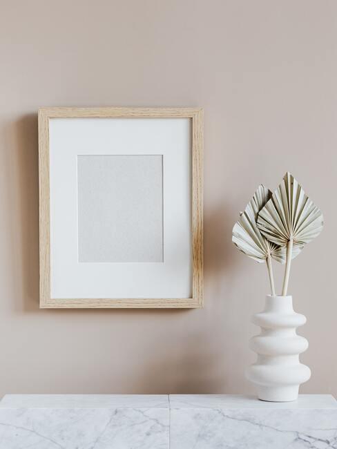 Licht houten fotolijst met witte vaas