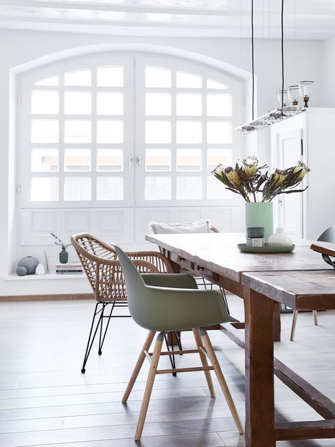 Eetkamer met groene kunststof stoel