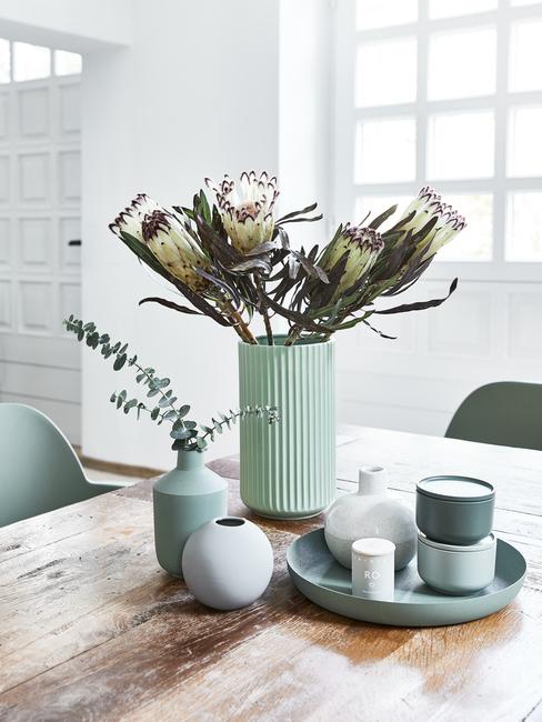 Tafel met groene kunststof accessoires