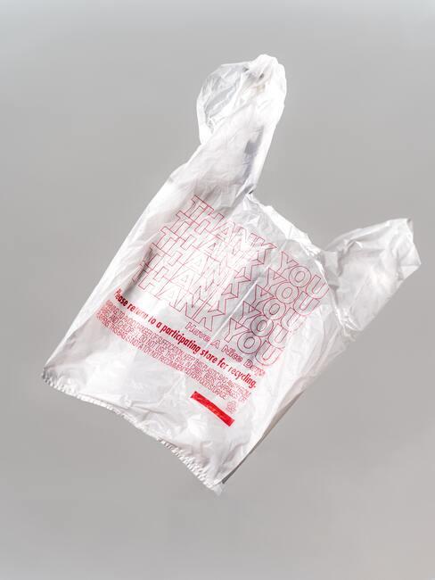 plastic tas met rode letters