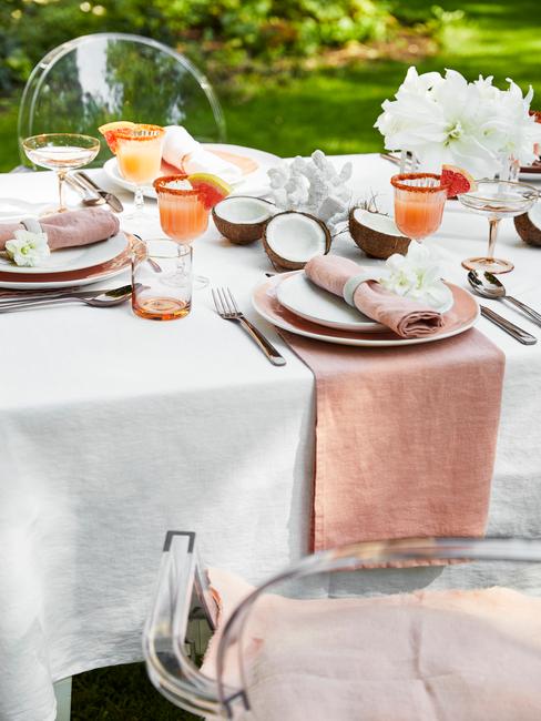 Gedekte tafel met plastic stoelen