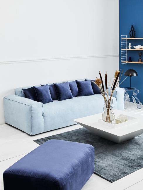 Blauw interieur met witte salontafel
