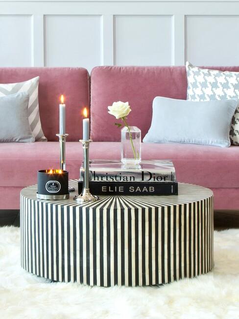 Roze bank met gouden tafel