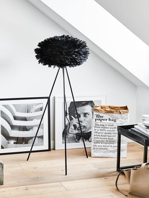 zwarte lamp met kunstwerken