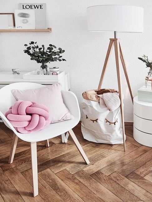 Witte stoel met roze details