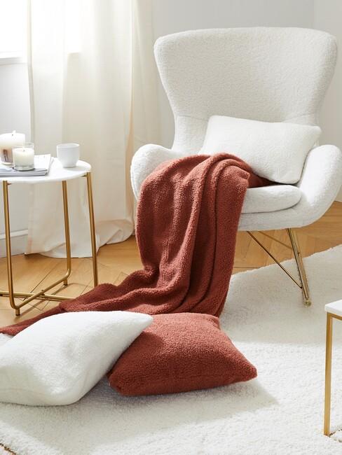 witte stoel met rode en witte kussens