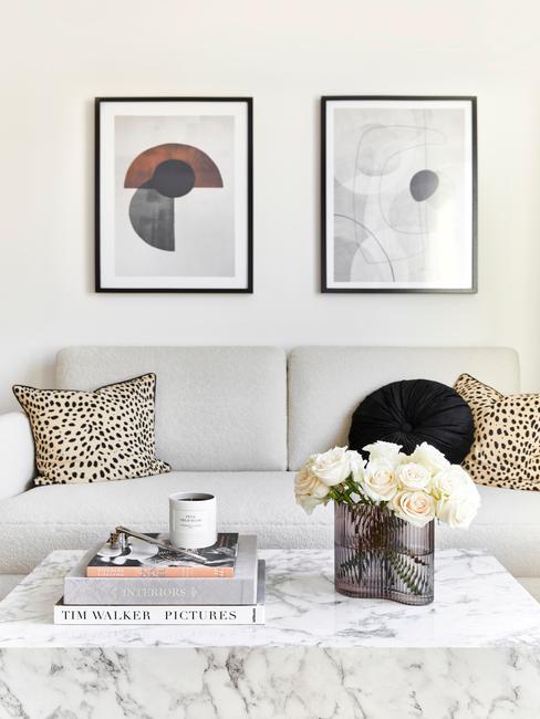 beige bank met marmere tafel en kunst