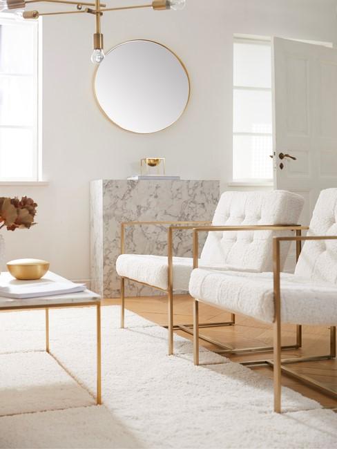Witte stoelen met goeden details