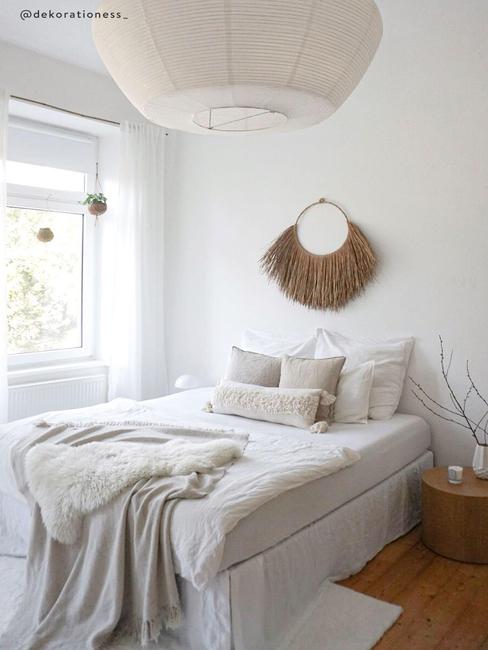 Witte slaapkamer met natuurlijke matrialen