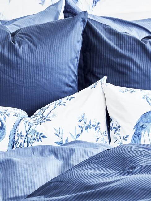 Omgemaakt blauw bed