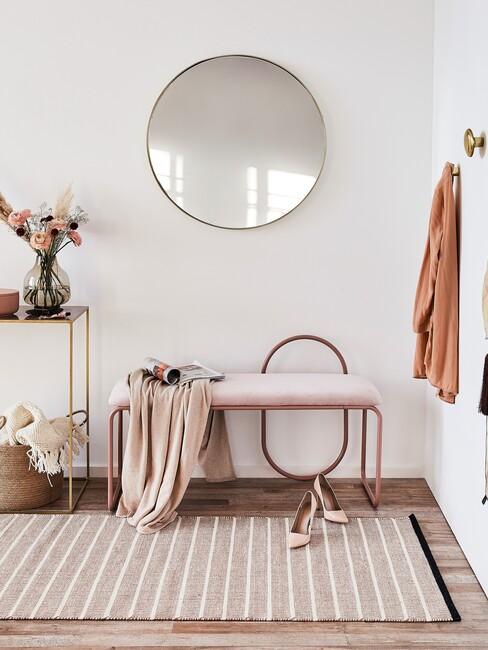 roze kleed en bank met spiegel en pumps