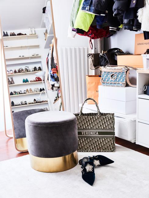 kast met chique poef en pumps