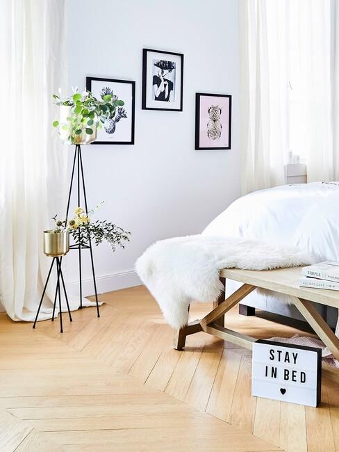 witte slaapkamer met plant