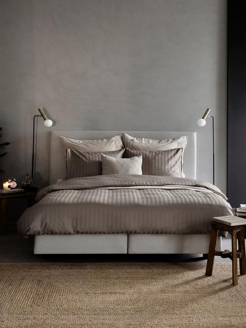 braun bed met lampen en toupe vloerkleed