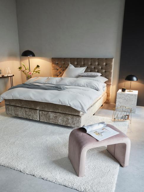 beige boxspring met roze bankje