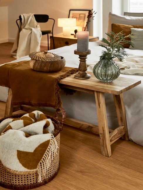 houten bank met deken voor bed