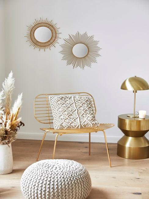 gouden stoel met zonnen spiegels