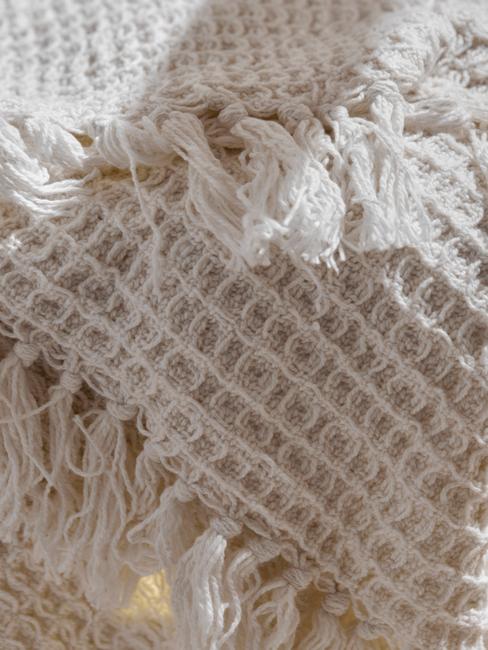 beige deken met structuur
