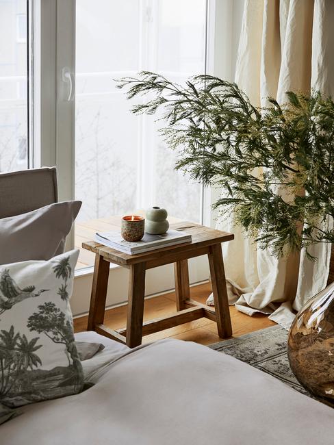 groenen plant met houten bank en grijs bed