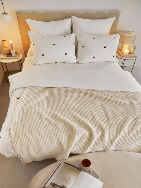 toupe bed met wit hartjes dekbed en een toupe plaid