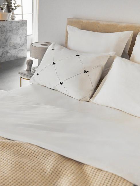 wit hartjes kussen met roupe bed en deken