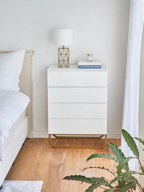 lamp op witten kast
