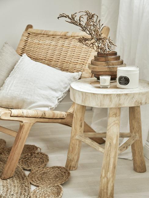 houten stoel met kaars op houten tafel en wit kussen