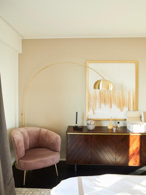 roze stoel met gouden lamp