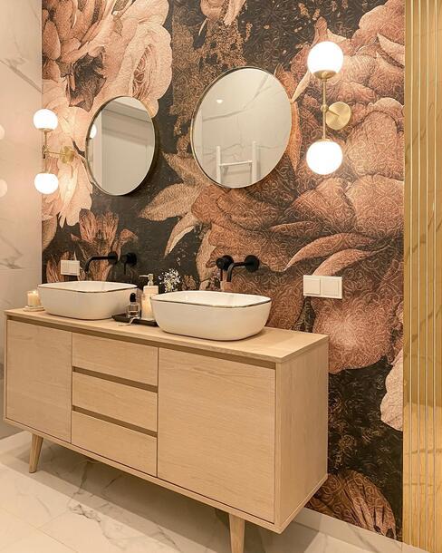 bloemenbehang in badkamer met houten meubel
