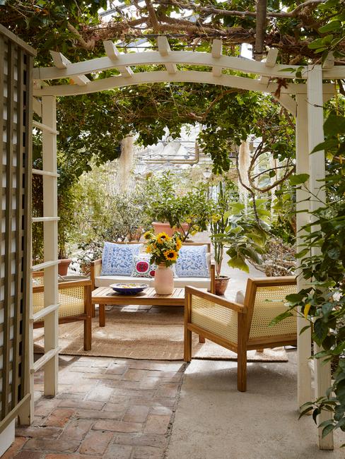 houten tuin set met blauwe kussens