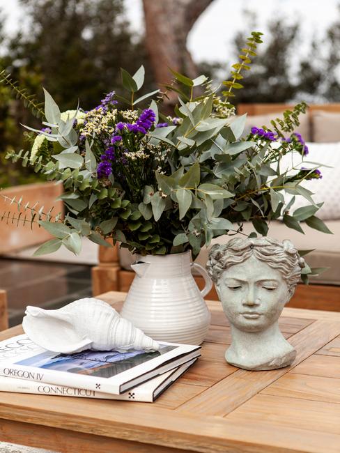 houten tafel met bloemen en een beeld