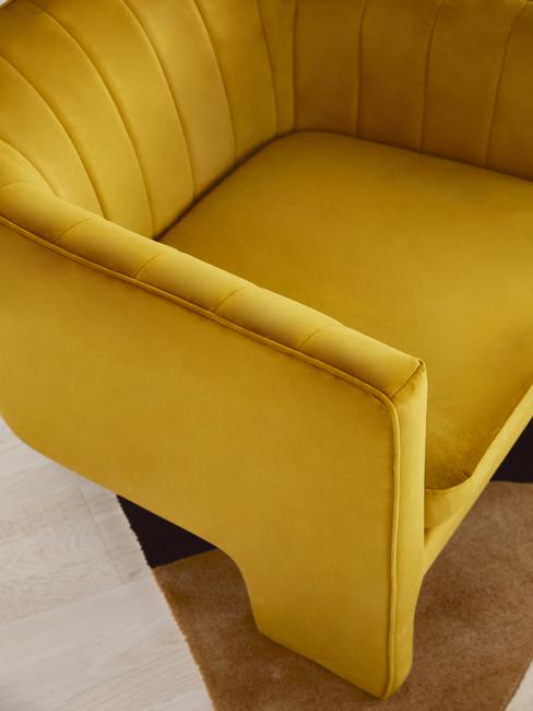 Oker gele fluwelen stoel