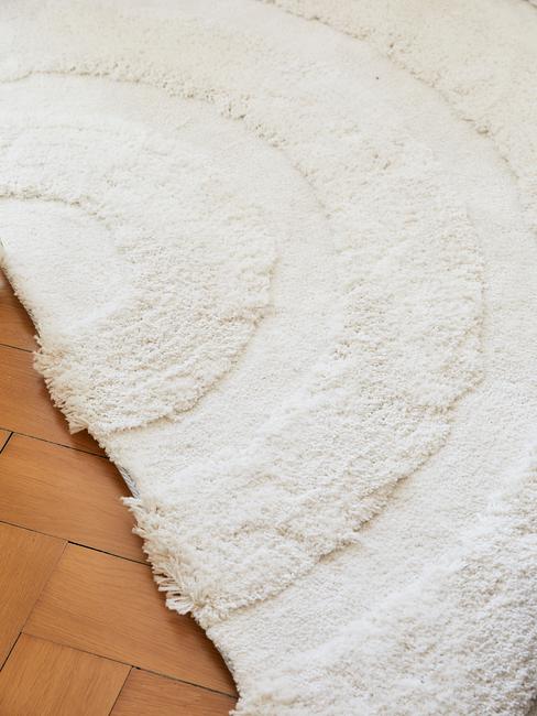 Wit vloerkleed met ronde vormen
