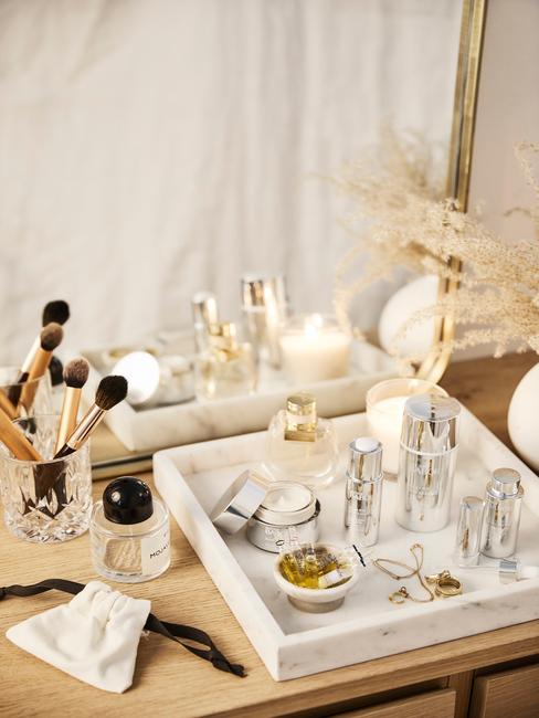 plateau met luxe badkamer producten