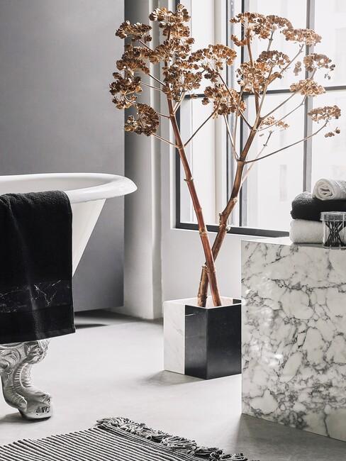 wit bad met plant en marmere tafel