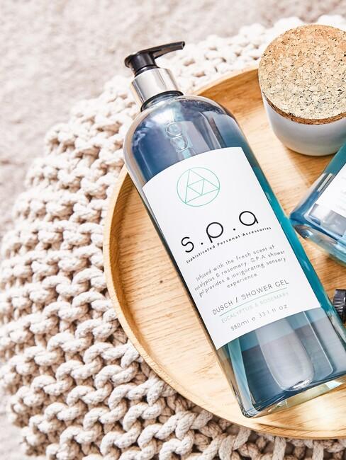 plateau met spa producten op een toupe poef