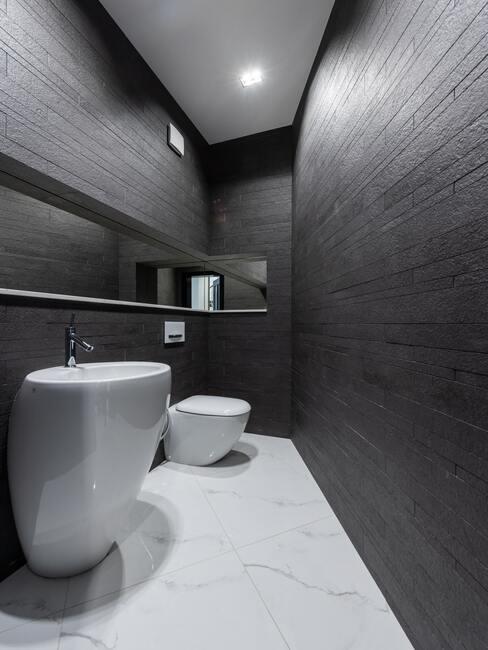 witte marmere vloer met donkere muren en wit toilet