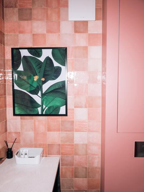 roze tegels met roze deur en planten print