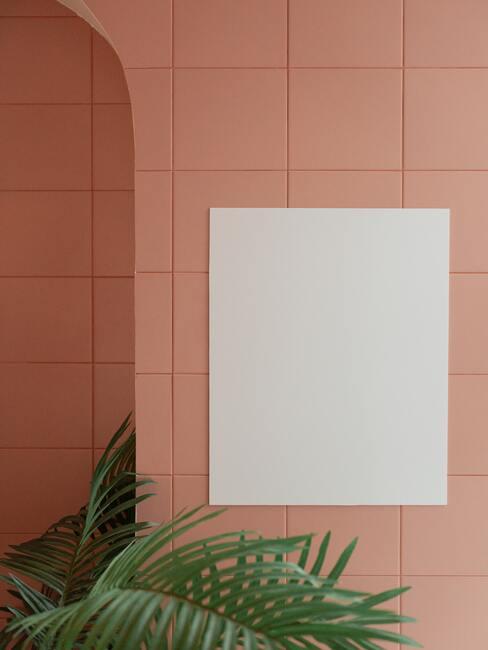 plant met roze tegels en witte print